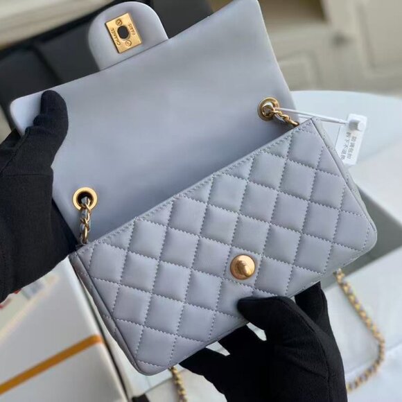 Classic CHANEL Bag: A Stylish and Versatile Choice for Elegance - Picture 3 of 6